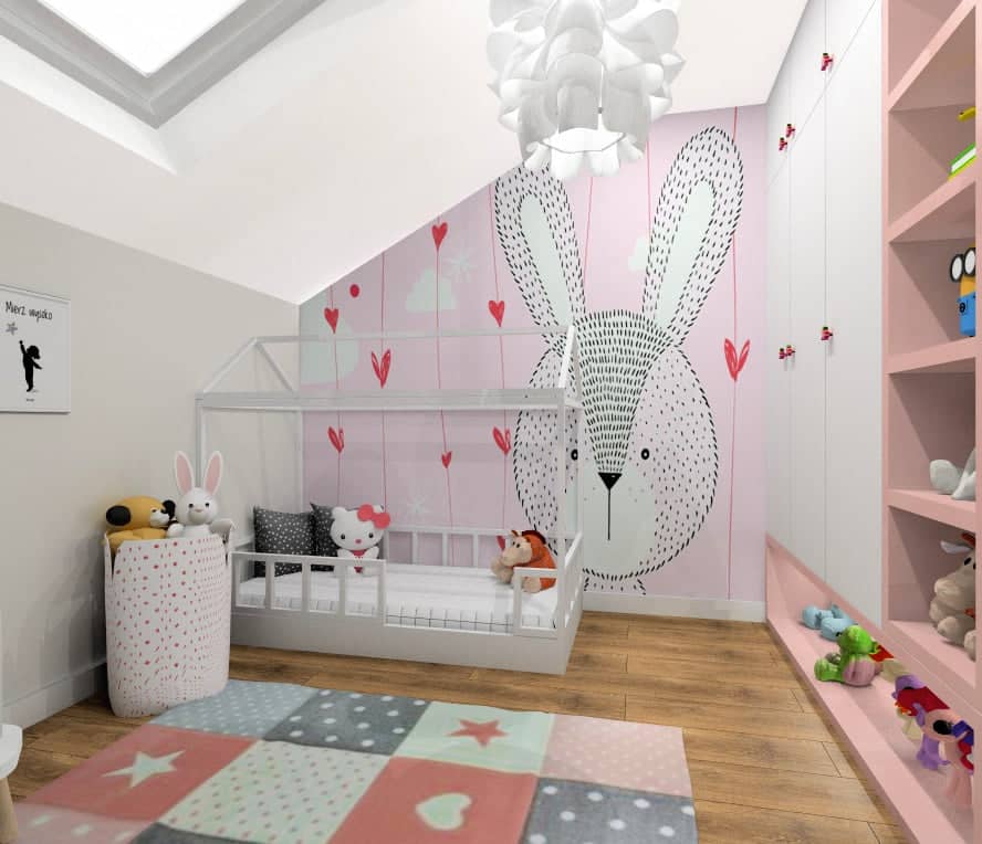 Pokój dziecięcy na poddaszu, pokój ze skosami, pokój dla dziewczynki, łóżko domek, fototapeta z królikiem na różowym tle, szafa biała z półkami różowymi, dywan różowy, szary